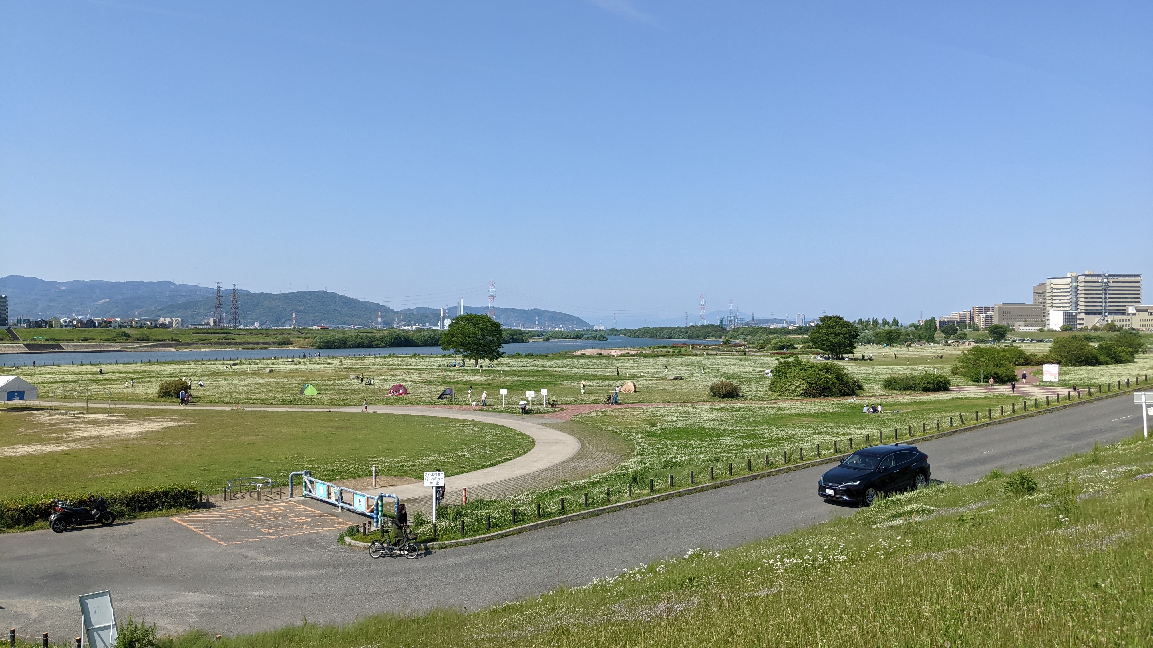 Wide daytime view of the Hirakata Area of Yodogawa River Park