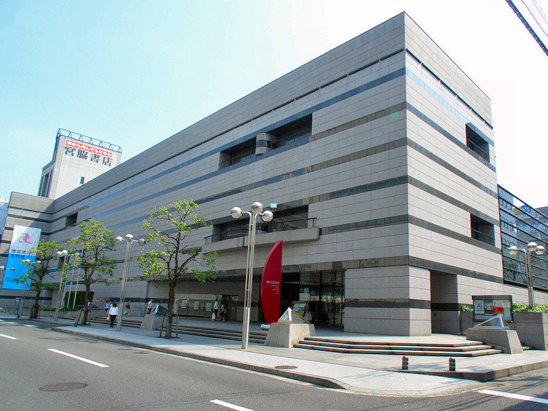 高松市美术馆临街外观。