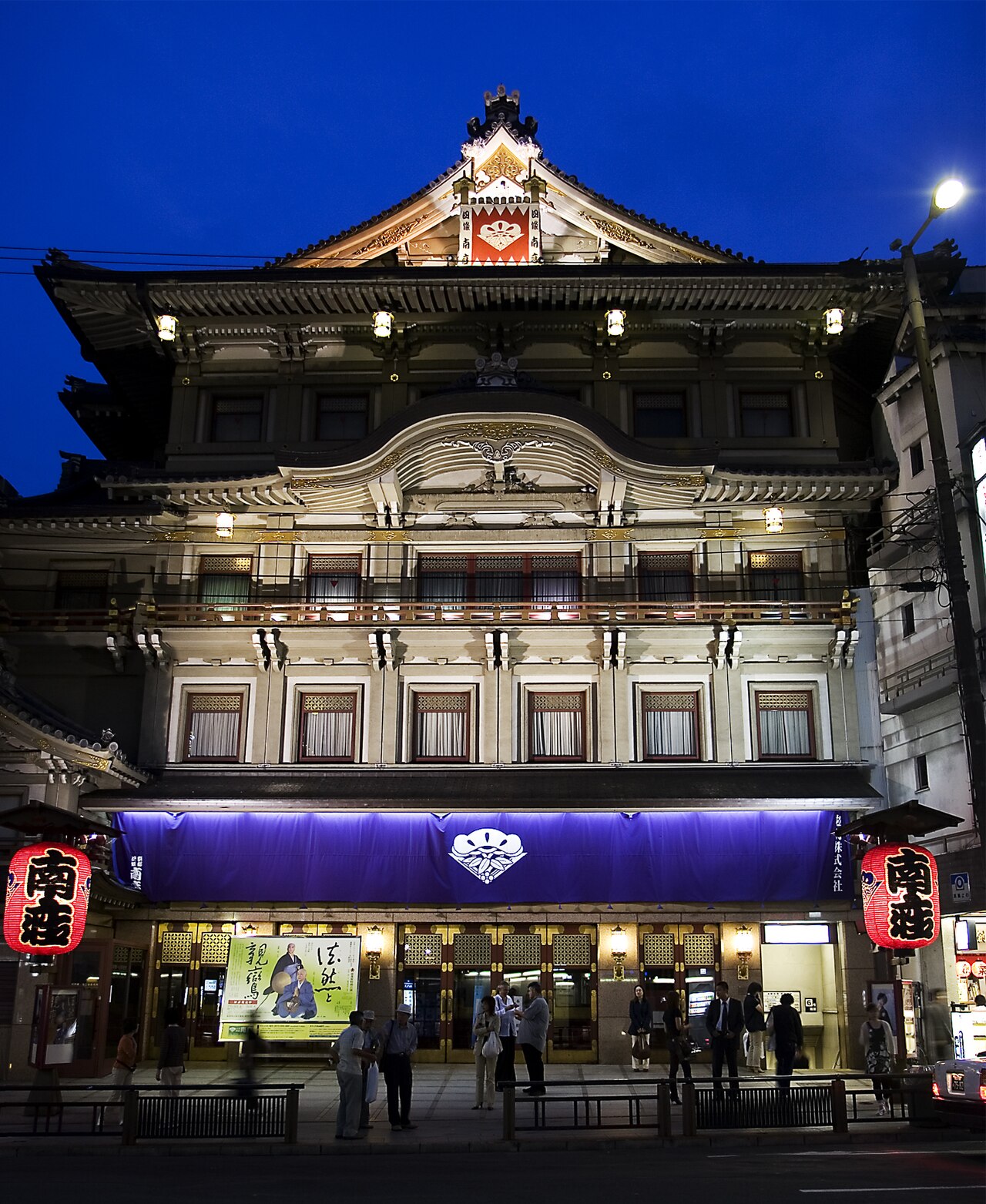 京都南座剧场的傍晚外观。