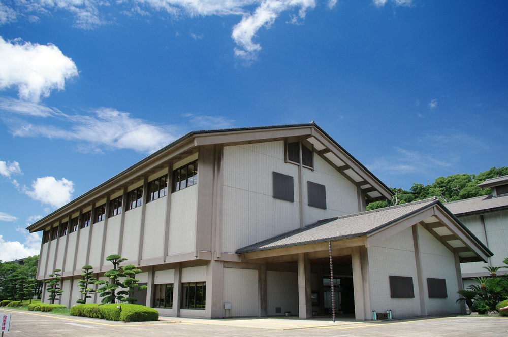 鹿儿岛市黎明馆的建筑外观和入口。