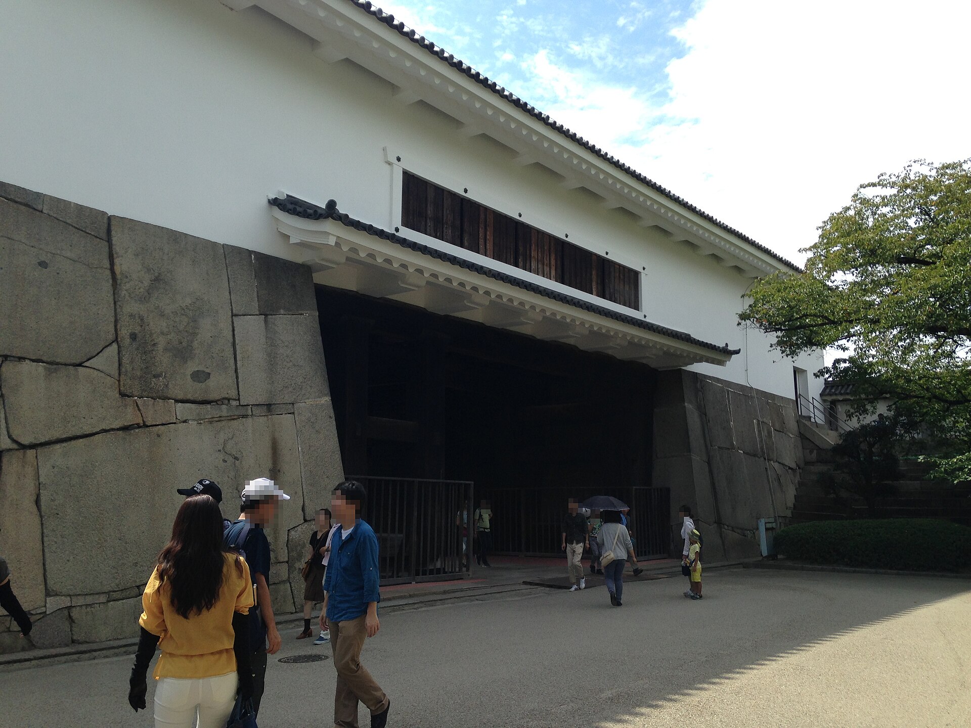 大阪城多闻橹及其石墙入口。