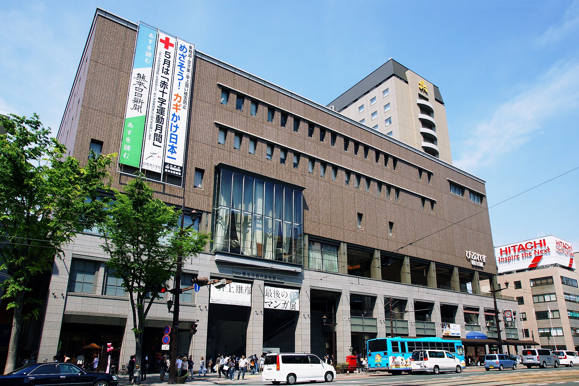 熊本市现代美术馆所在的Bipuresu熊日会馆完整外立面。