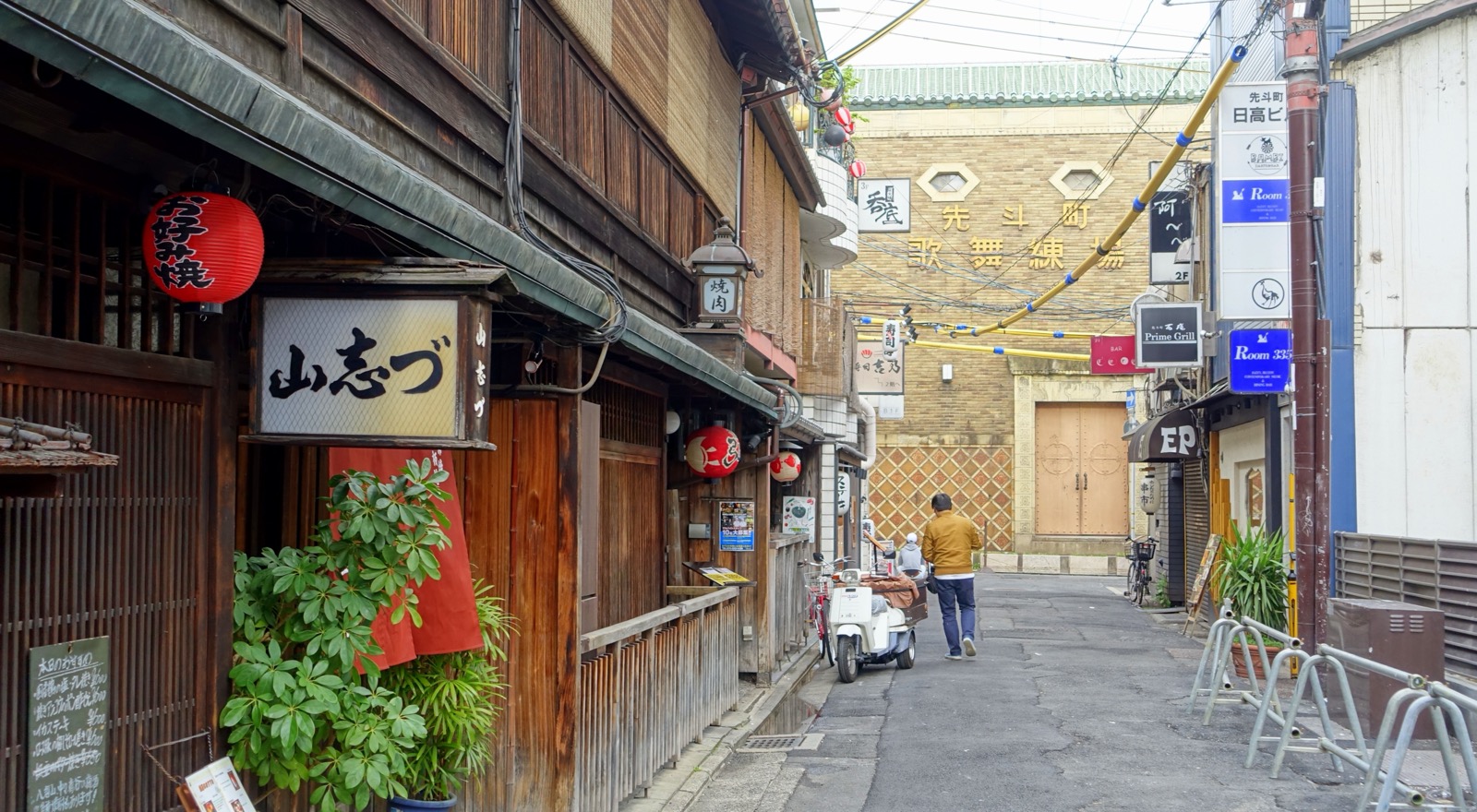 Street-facing exterior of Pontocho Kaburenjo in April 2018